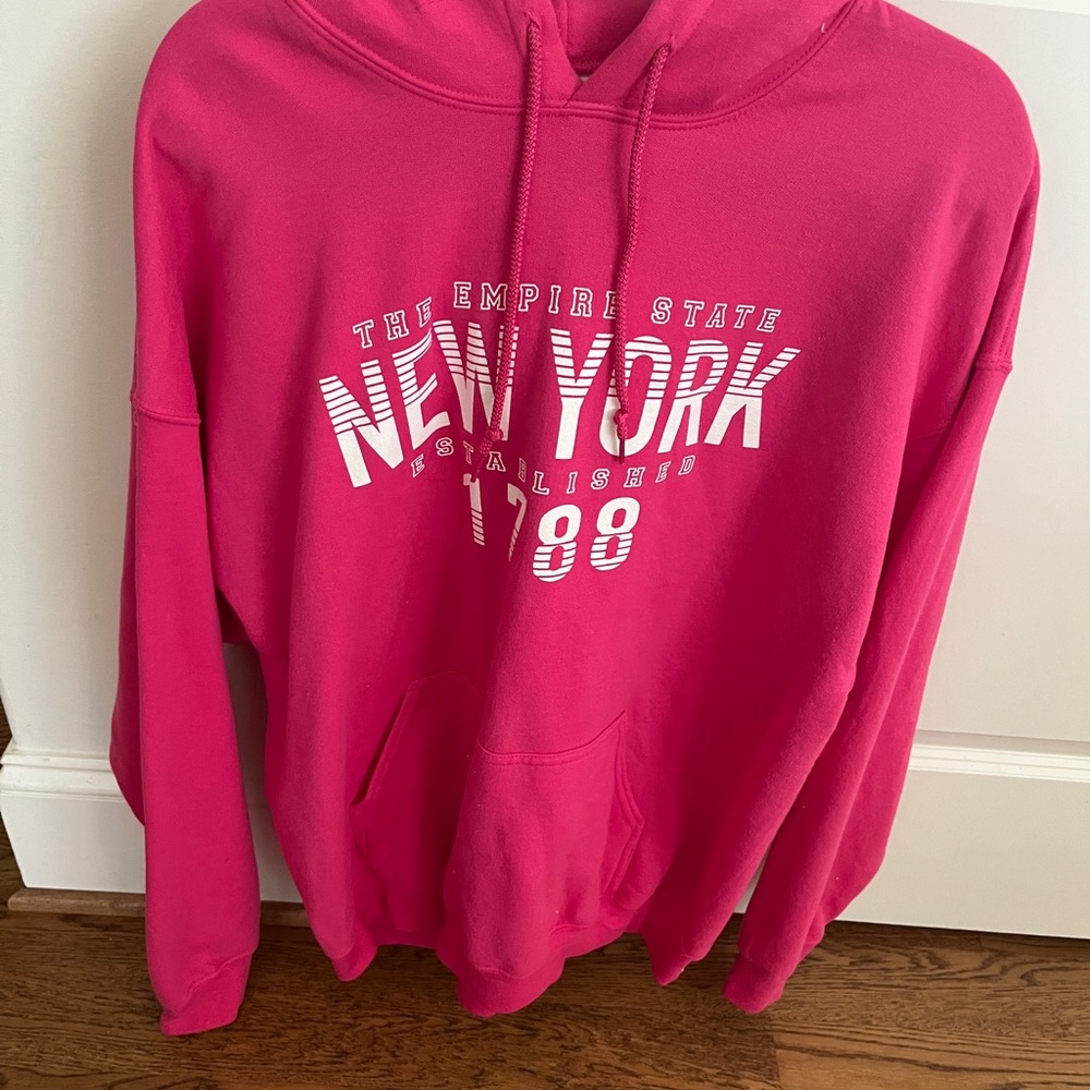 🌺🌺🌺🌺Gildan Hot Pink 'New York 1788' Graphic Crewneck Hoodie